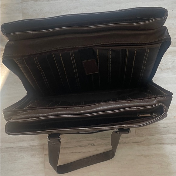 Kenneth Cole Reaction Tan Leather Handbag - Picture 3 of 7